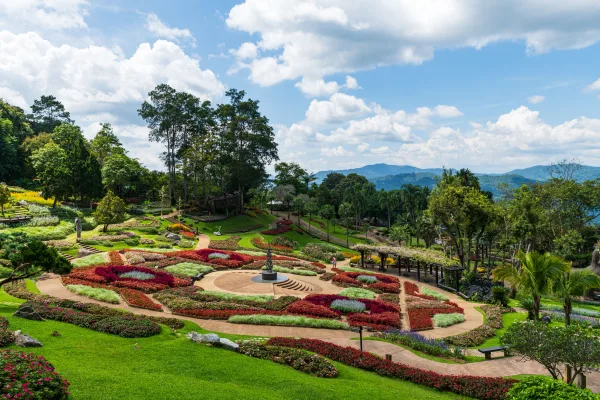 Jardin floral panoramique au cœur des montagnes