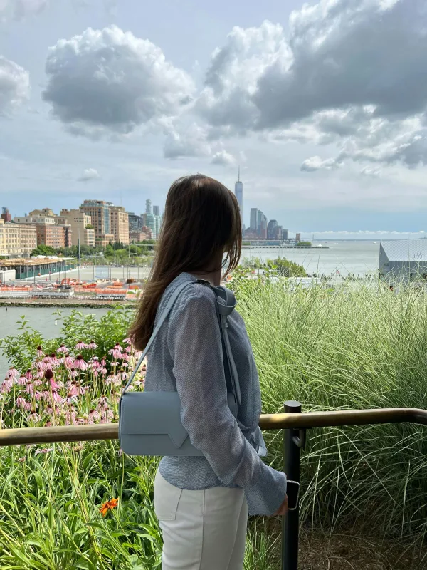 Femme élégante admirant une vue urbaine panoramique