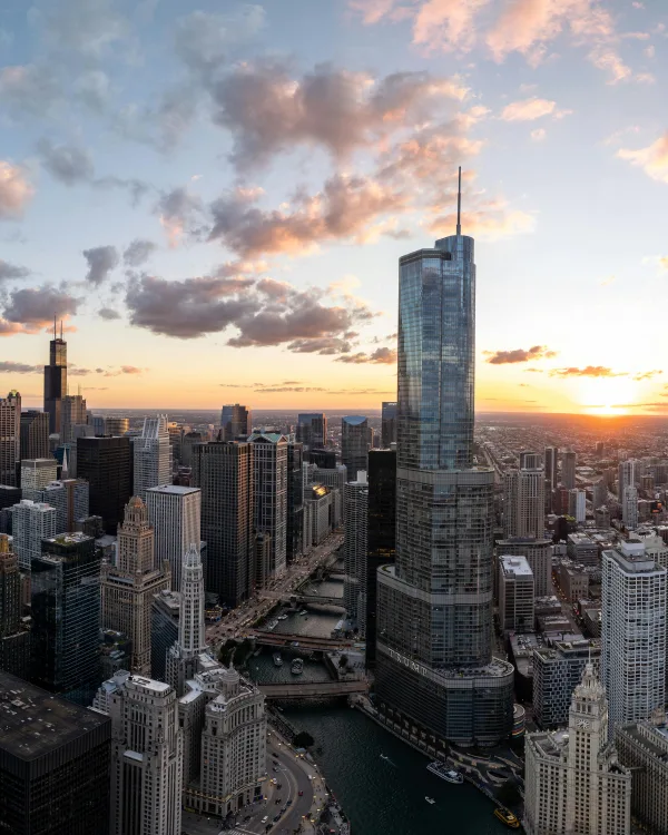 Skyline de Chicago au coucher du soleil avec gratte-ciels modernes
