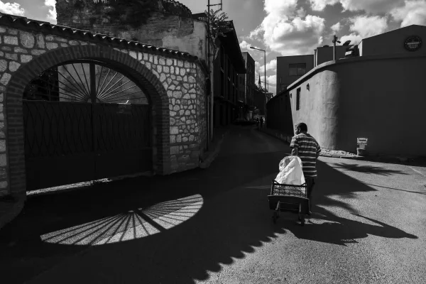 Rue urbaine en noir et blanc avec jeux d’ombres et lumière