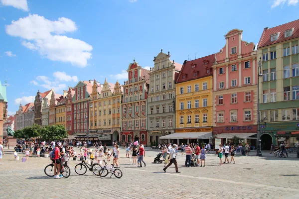 Place historique animée avec bâtiments colorés en Europe