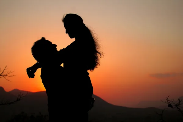 Silhouette romantique d’un couple au coucher du soleil
