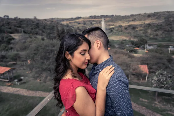 Couple romantique enlacé avec paysage naturel en arrière-plan