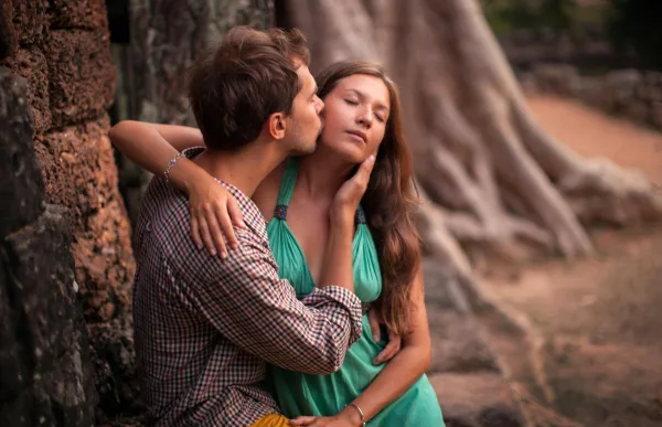 Couple romantique s’embrassant dans un décor naturel et intime
