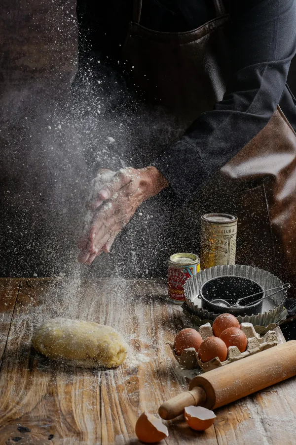 Préparation artisanale de pâte avec farine et ingrédients de pâtisserie