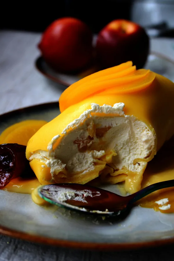 Dessert glacé à la mangue avec crème fondante et coulis sucré