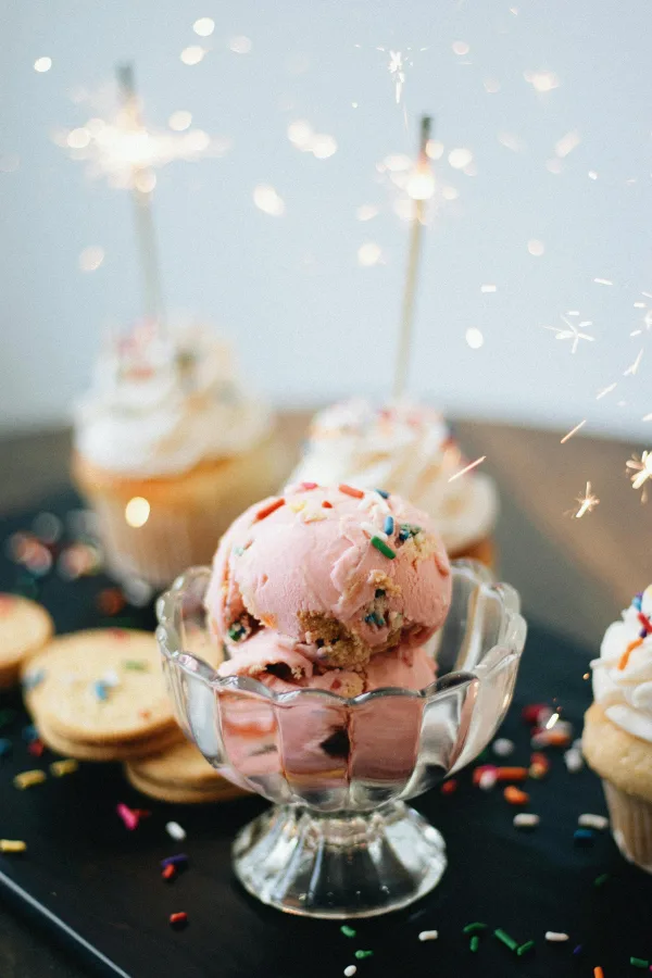 Glace rose festive avec cupcakes et décorations colorées