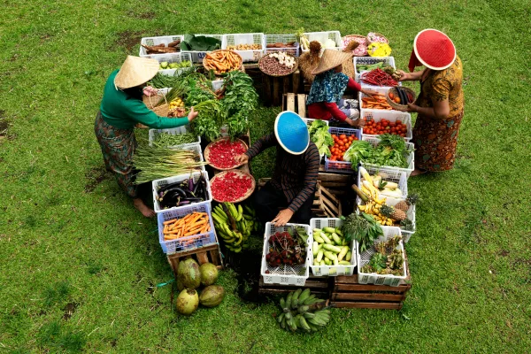 Marché de fruits et légumes frais en plein air