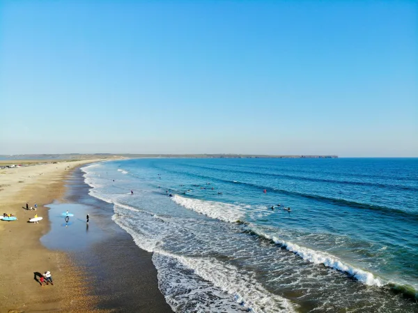 Plage de surf avec vagues et océan bleu panoramique