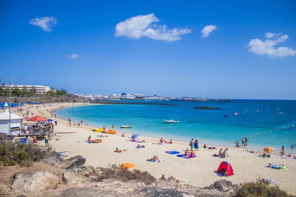 Plage paradisiaque avec eau turquoise et ciel bleu