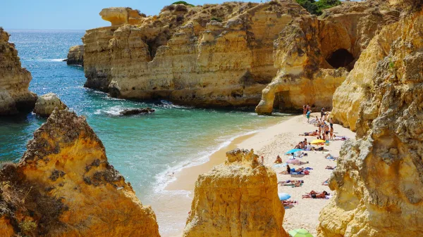 Plage secrète entre falaises rocheuses et eau turquoise