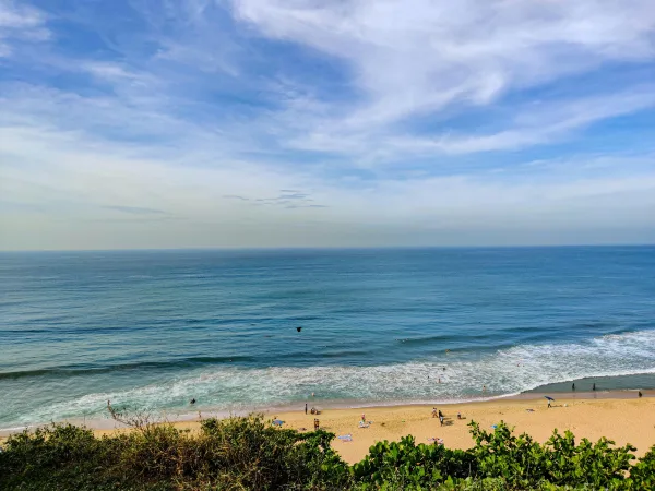 Vue panoramique sur plage et océan sous ciel bleu
