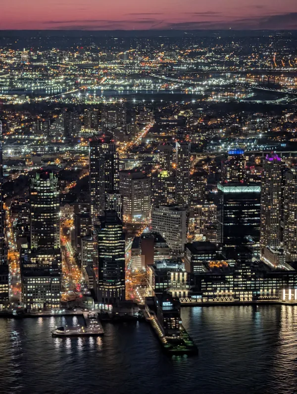 Vue aérienne d’une ville illuminée la nuit