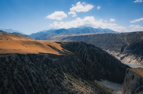 Canyon spectaculaire avec montagnes sous un ciel bleu