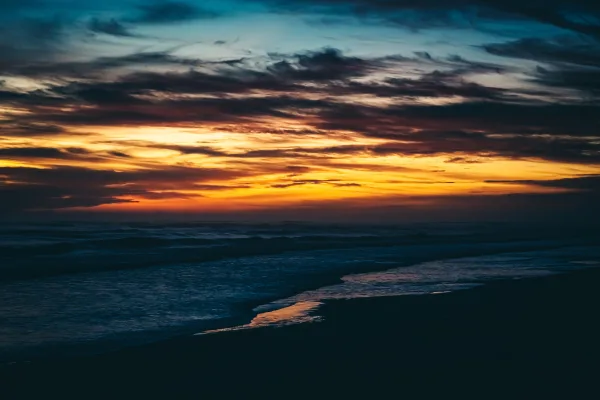 Coucher de soleil dramatique sur plage et océan