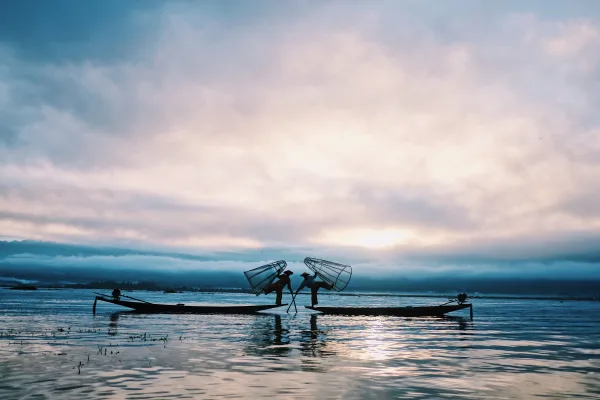 Pêcheurs traditionnels sur le lac au lever du soleil