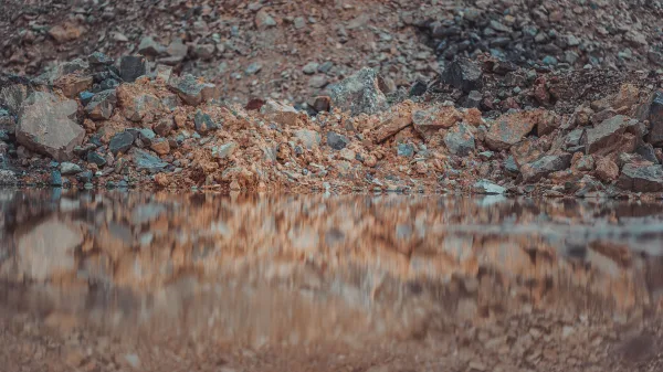 Reflet de rochers et pierres au bord de l’eau