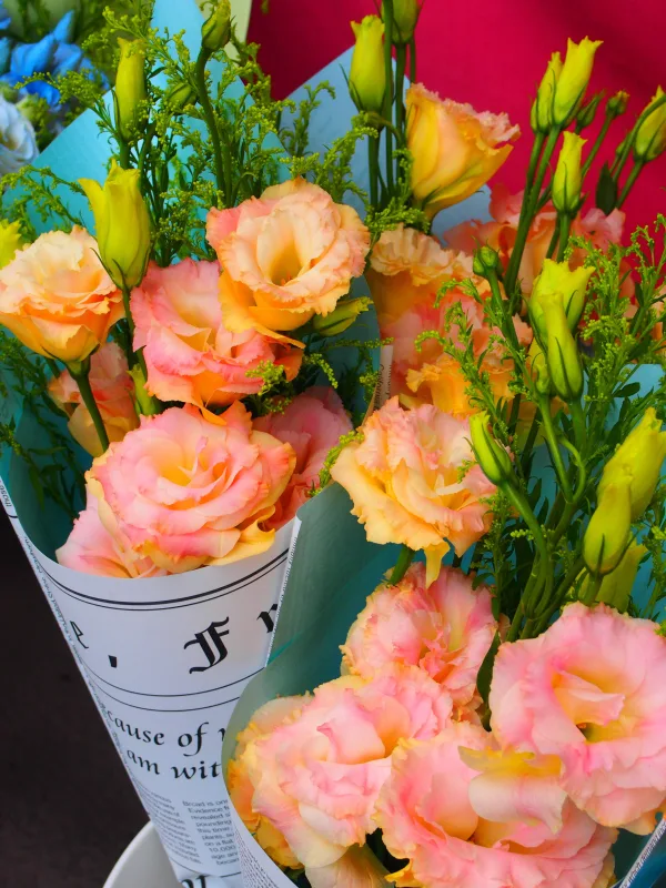 Bouquets de fleurs roses et jaunes en composition florale élégante