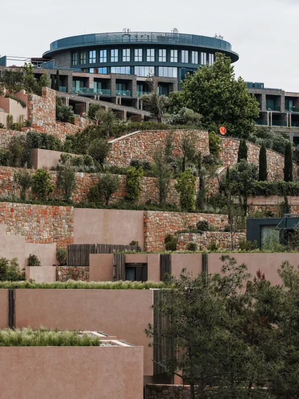 Complexe hôtelier moderne construit sur une colline verdoyante