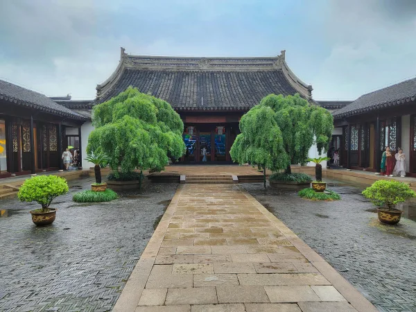 Cour traditionnelle asiatique avec architecture ancienne et jardins symétriques
