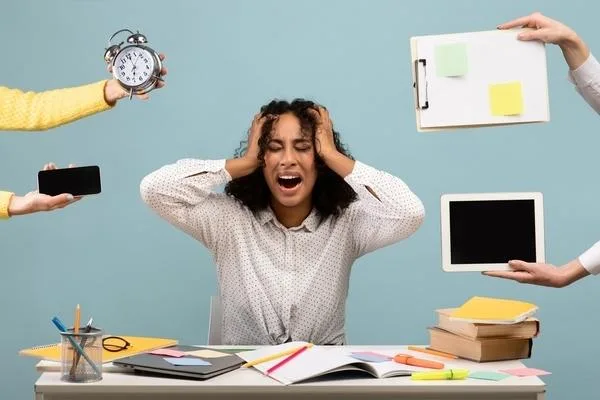 Femme stressée débordée par le travail et les tâches quotidiennes