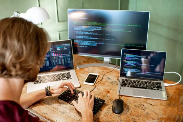 Développeur informatique travaillant sur du code