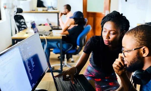 Développeurs web travaillant en équipe sur un projet informatique