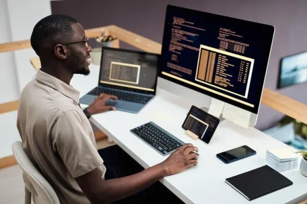 Experts en cybersécurité analysant des données sur ordinateur