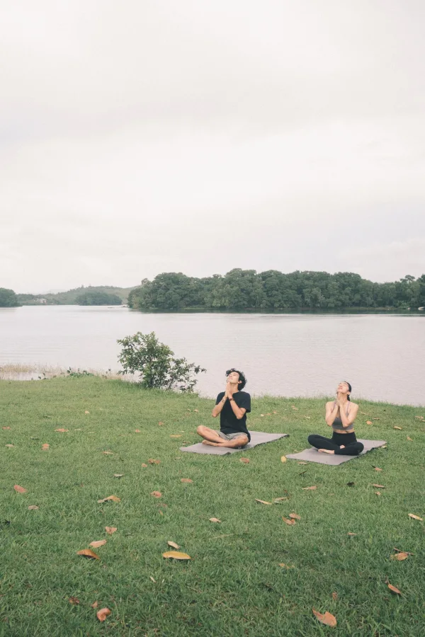 Séance de yoga et méditation en pleine nature au bord d’un lac