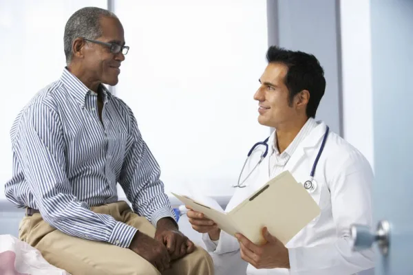 Consultation médicale entre un médecin et un patient senior