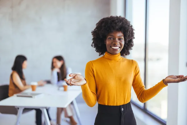 Portrait d’une femme souriante et confiante au bureau