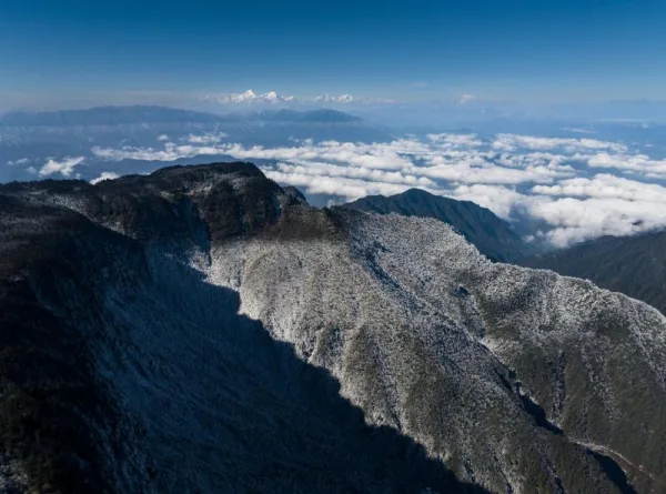 Vue aérienne spectaculaire de montagnes et nuages