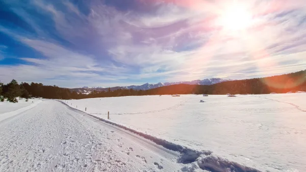 Paysage enneigé avec montagnes sous un ciel lumineux