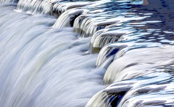 Cascade d’eau en mouvement avec effet de fluidité naturelle