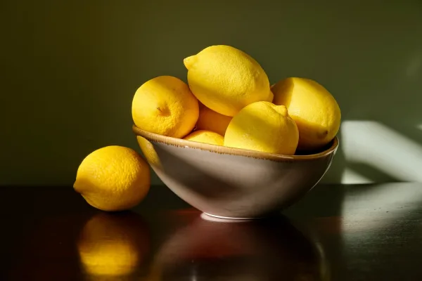 Bol de citrons frais – Nature morte lumineuse et alimentation saine