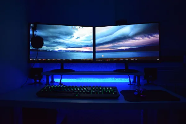 Configuration gaming double écran avec éclairage LED bleu