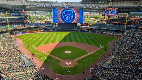 Stade de baseball rempli de spectateurs lors d’un match professionnel