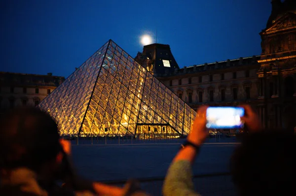 Pyramide du Louvre illuminée de nuit à Paris