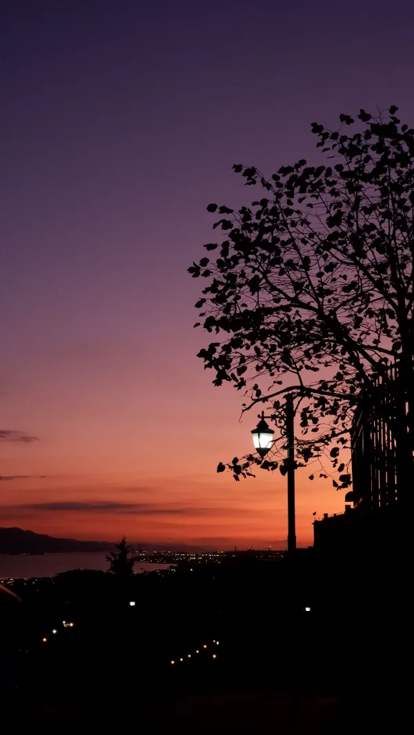 Coucher de soleil violet sur une ville côtière illuminée