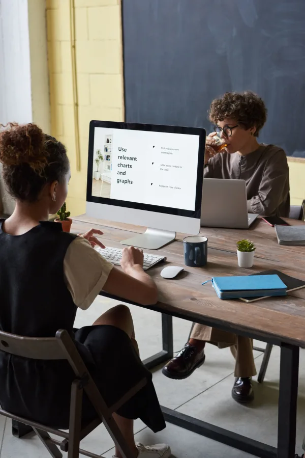 Réunion de travail moderne avec présentation de données sur ordinateur