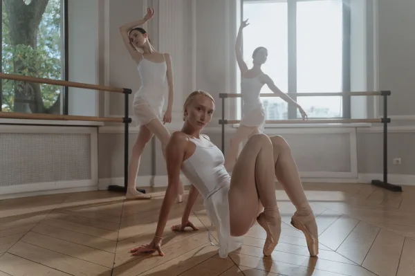 Danseuses de ballet en répétition dans un studio lumineux
