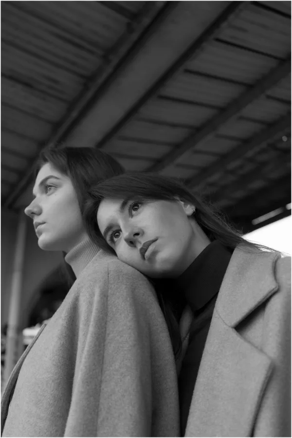 Portrait noir et blanc de deux femmes élégantes dans un style artistique et minimaliste