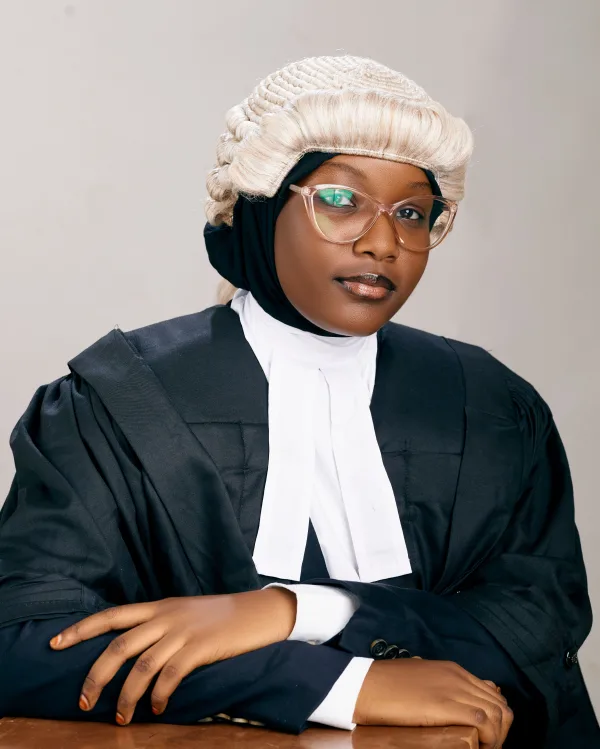 Portrait d’une femme magistrate en robe d’avocat et perruque judiciaire