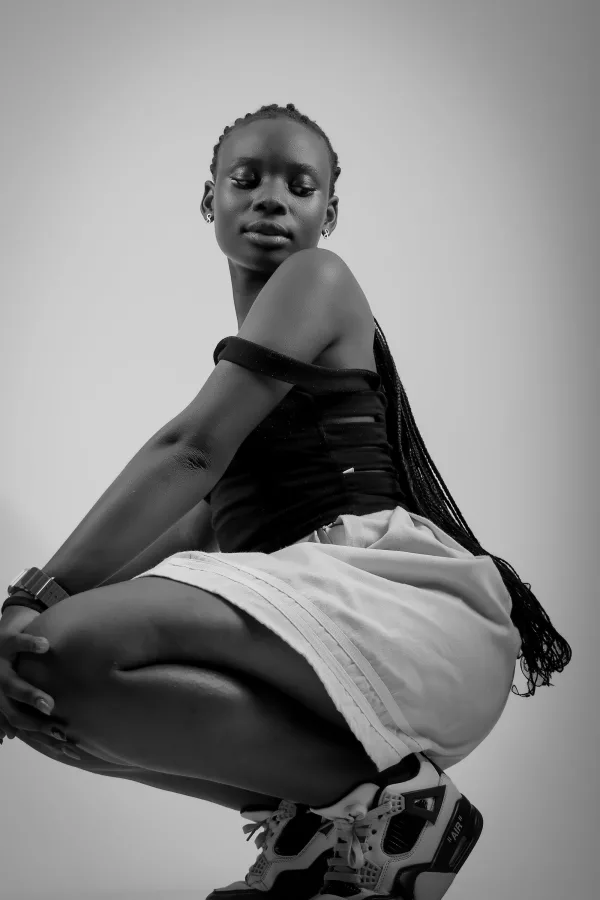 Portrait artistique en noir et blanc d'une jeune femme élégante