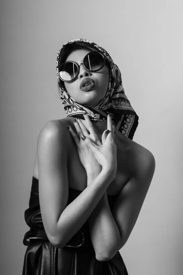 Portrait glamour en noir et blanc d'une femme avec lunettes de soleil