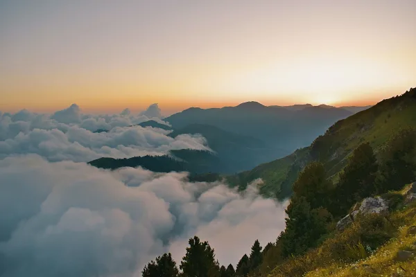 Paysage montagneux au-dessus des nuages au coucher du soleil
