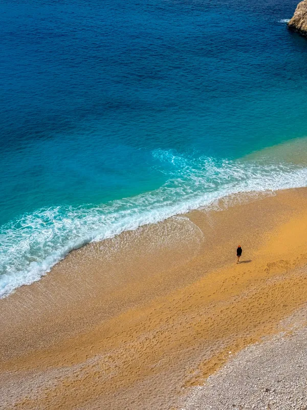 Plage de sable doré et mer turquoise vue du ciel