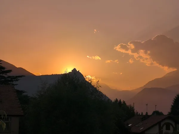 Coucher de soleil sur les montagnes avec village au premier plan