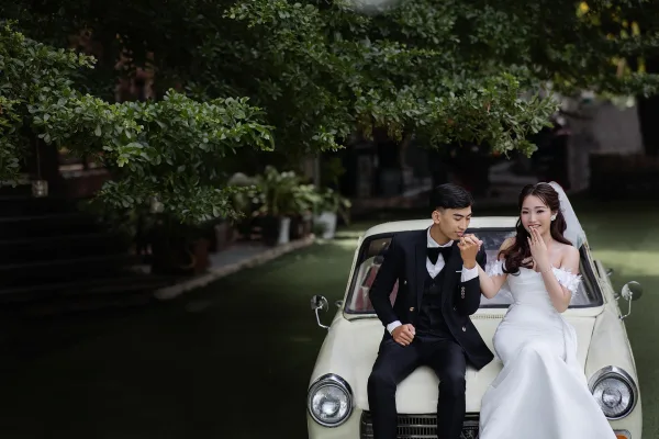 Couple de mariés sur une voiture vintage – Photo romantique de mariage