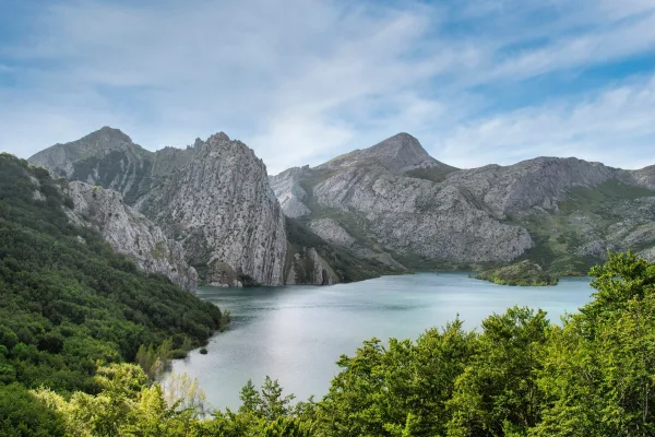 Lac de montagne entouré de falaises et de forêts – Paysage naturel panoramique